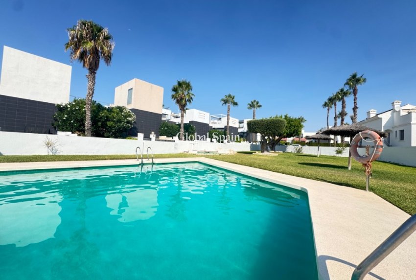 Resale - House -
ORIHUELA COSTA - VILLAMARTÍN
