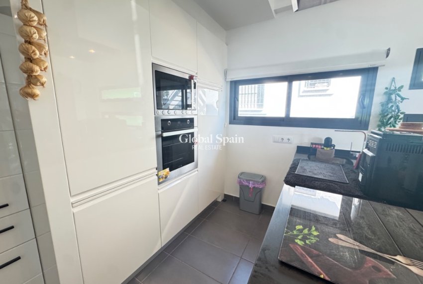 Resale - House -
ORIHUELA COSTA - VILLAMARTÍN