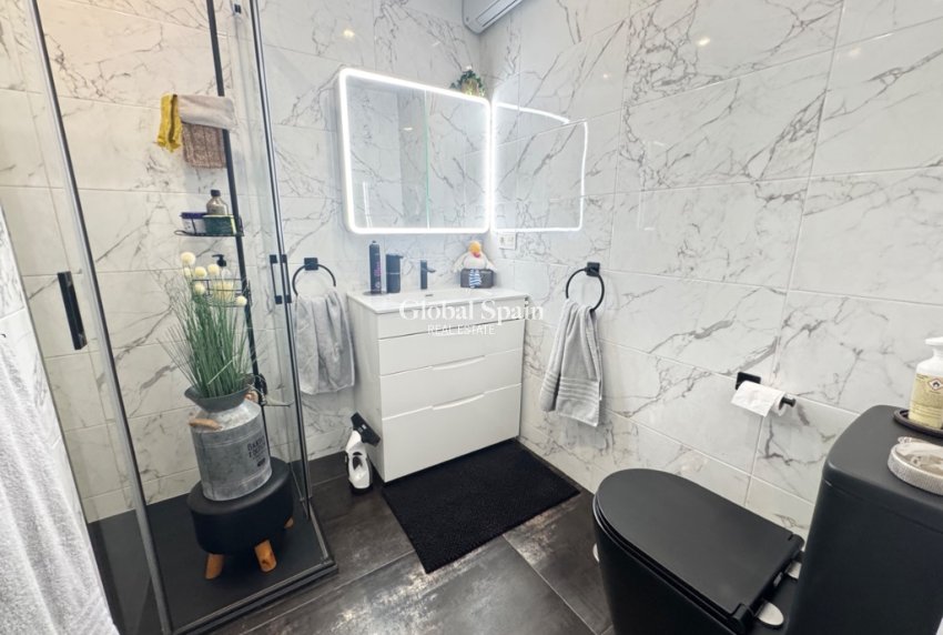 Resale - House -
ORIHUELA COSTA - VILLAMARTÍN