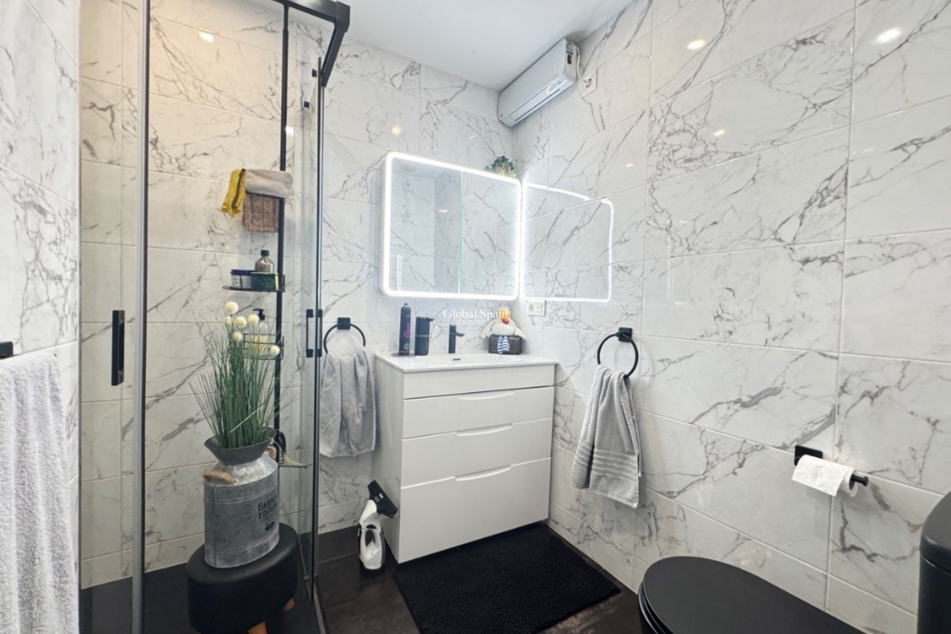 Resale - House -
ORIHUELA COSTA - VILLAMARTÍN