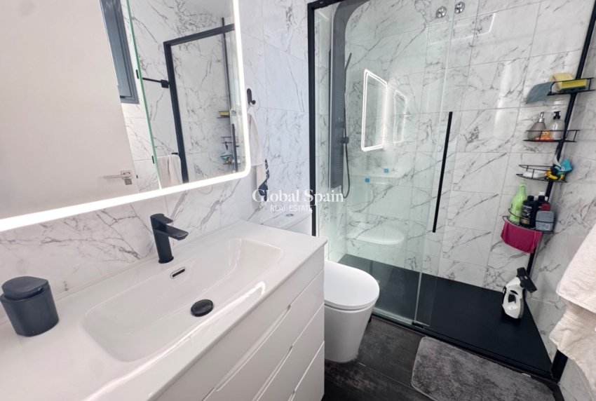 Resale - House -
ORIHUELA COSTA - VILLAMARTÍN