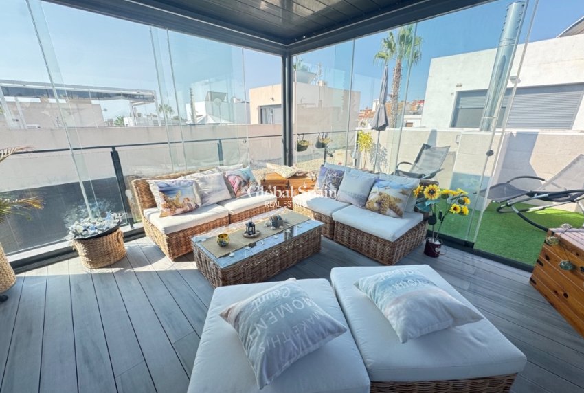 Resale - House -
ORIHUELA COSTA - VILLAMARTÍN