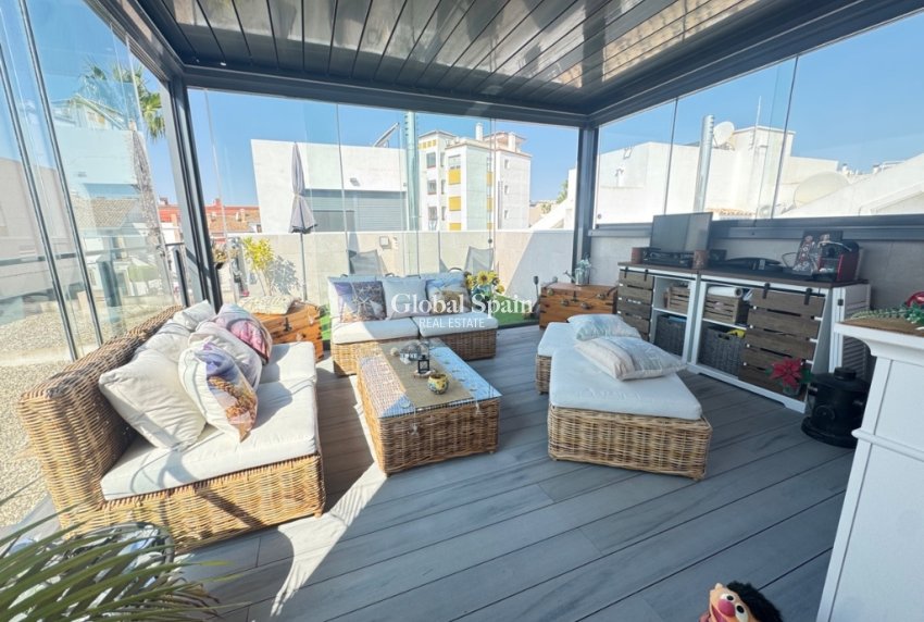 Resale - House -
ORIHUELA COSTA - VILLAMARTÍN