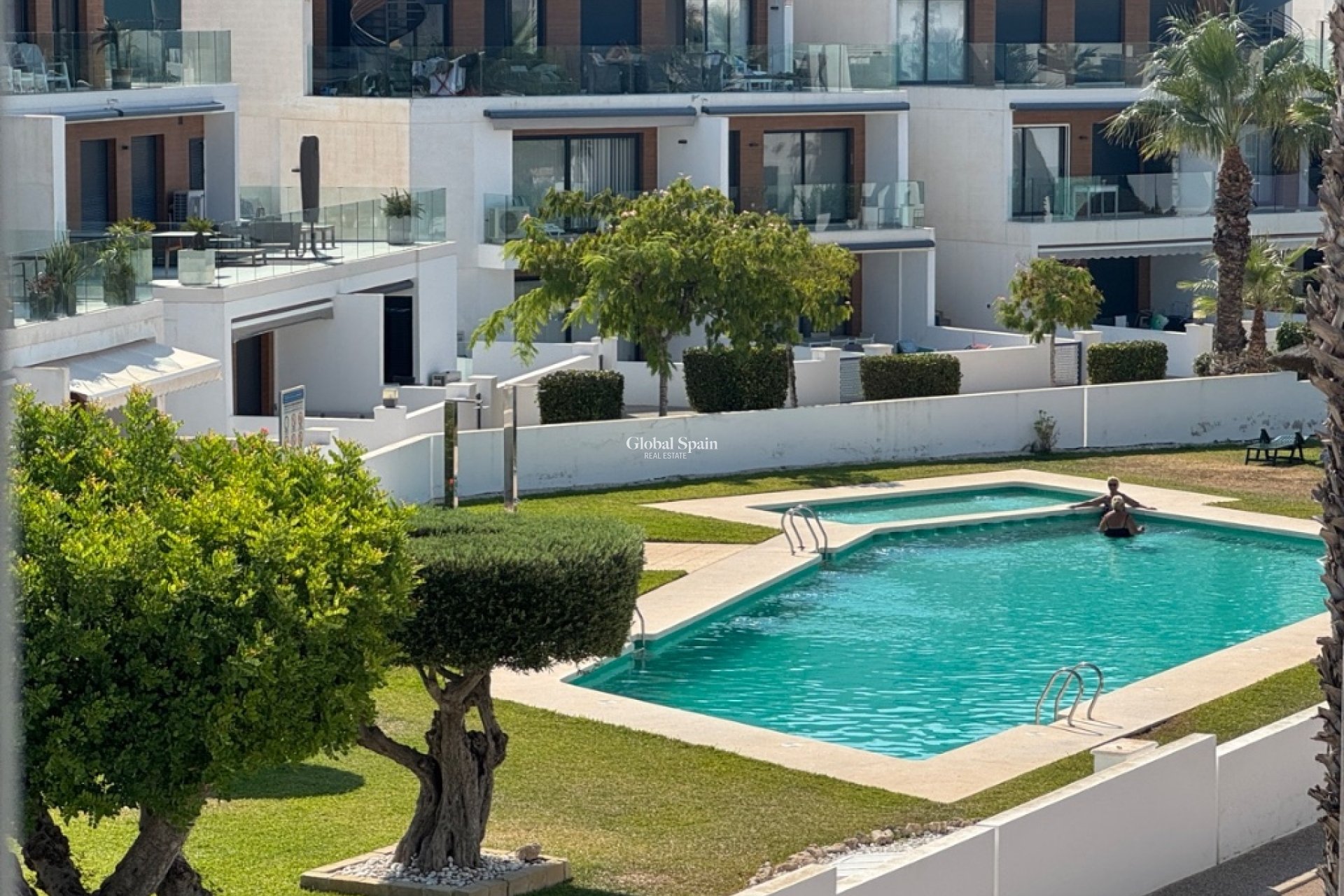 Resale - House -
ORIHUELA COSTA - VILLAMARTÍN