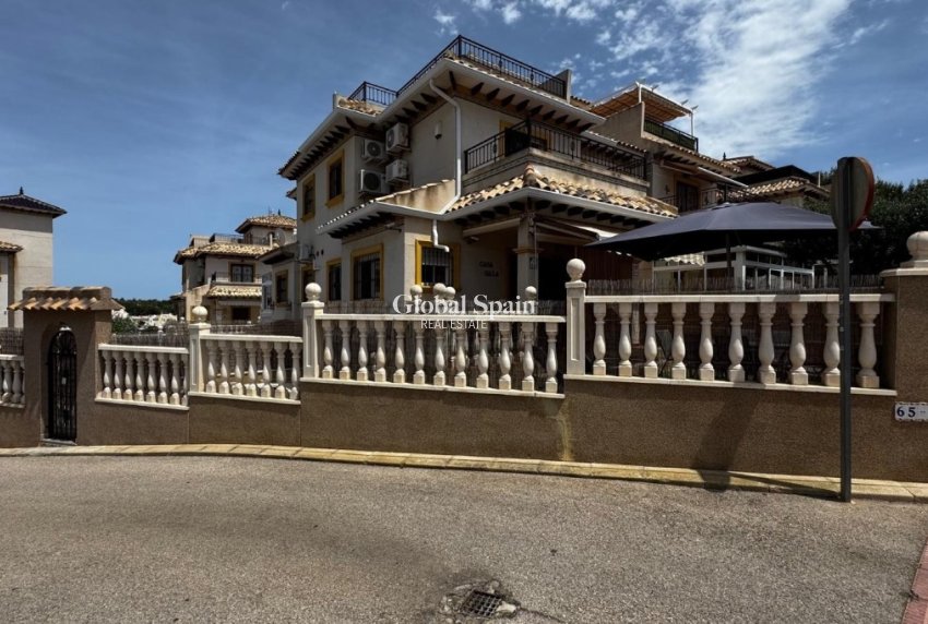 Resale - House -
ORIHUELA COSTA - VILLAMARTÍN