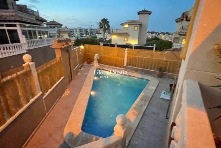 Resale - House -
ORIHUELA COSTA - VILLAMARTÍN