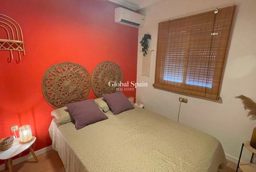 Resale - House -
ORIHUELA COSTA - VILLAMARTÍN