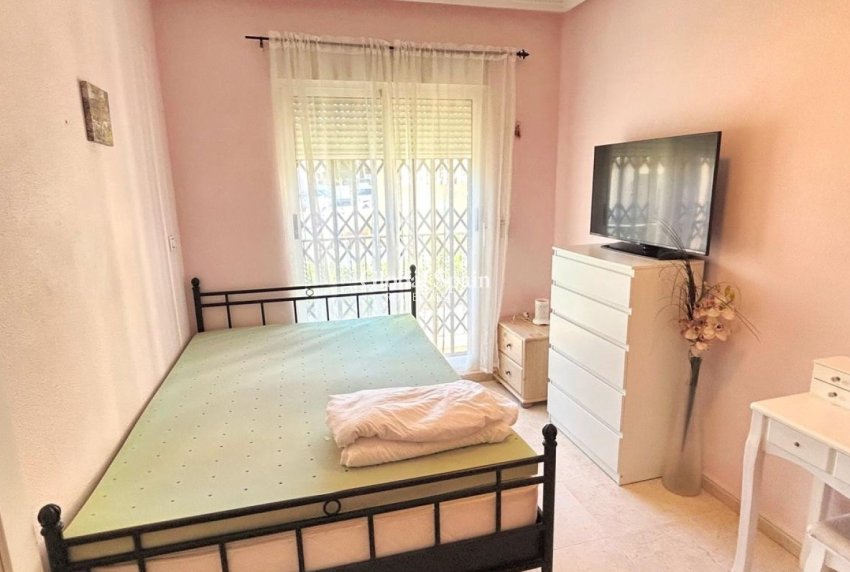 Resale - HOUSE -
ORIHUELA COSTA - VILLAMARTÍN