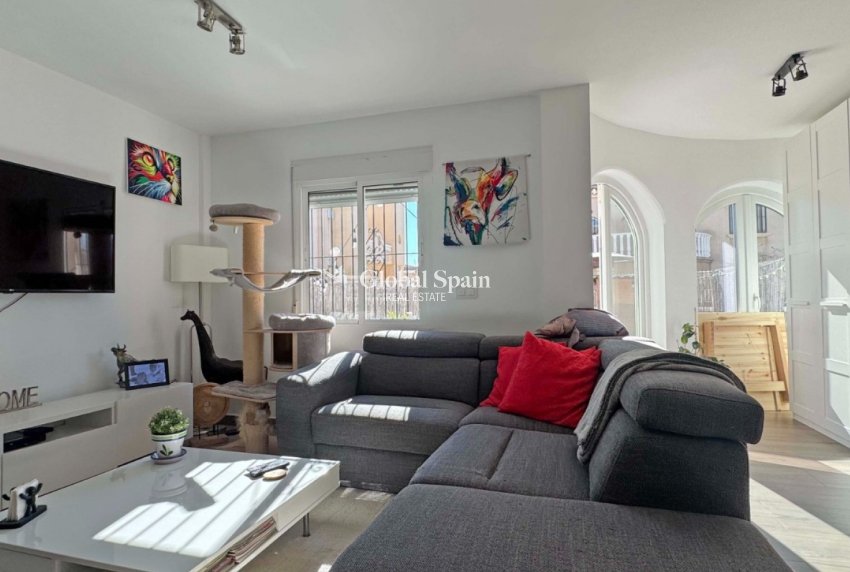 Resale - HOUSE -
ORIHUELA COSTA - VILLAMARTÍN