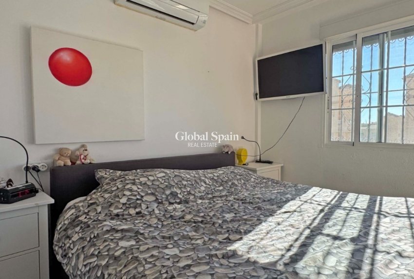 Resale - HOUSE -
ORIHUELA COSTA - VILLAMARTÍN