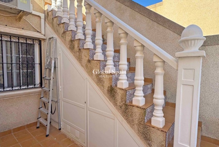 Resale - HOUSE -
ORIHUELA COSTA - VILLAMARTÍN