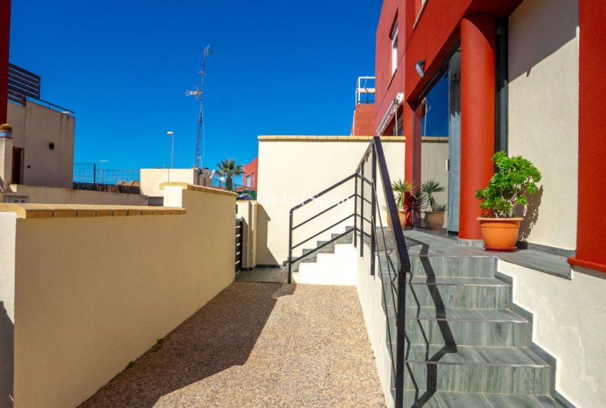 Resale - HOUSE -
ORIHUELA COSTA - VILLAMARTÍN