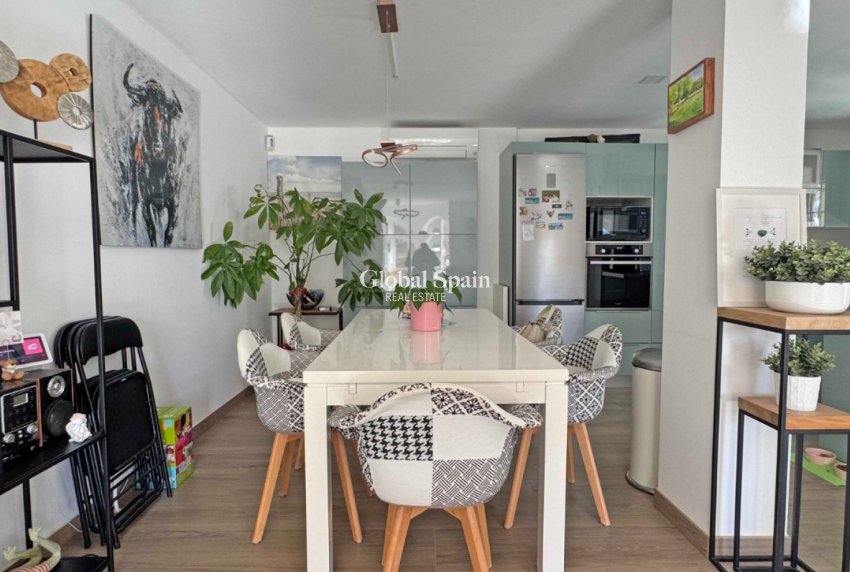 Resale - HOUSE -
ORIHUELA COSTA - VILLAMARTÍN