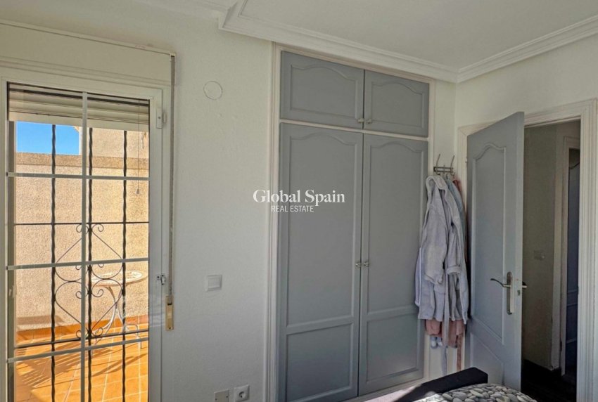 Resale - HOUSE -
ORIHUELA COSTA - VILLAMARTÍN