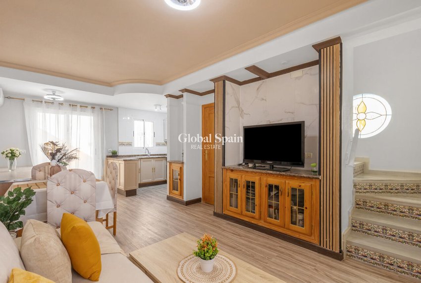 Resale - HOUSE -
ORIHUELA COSTA - VILLAMARTÍN