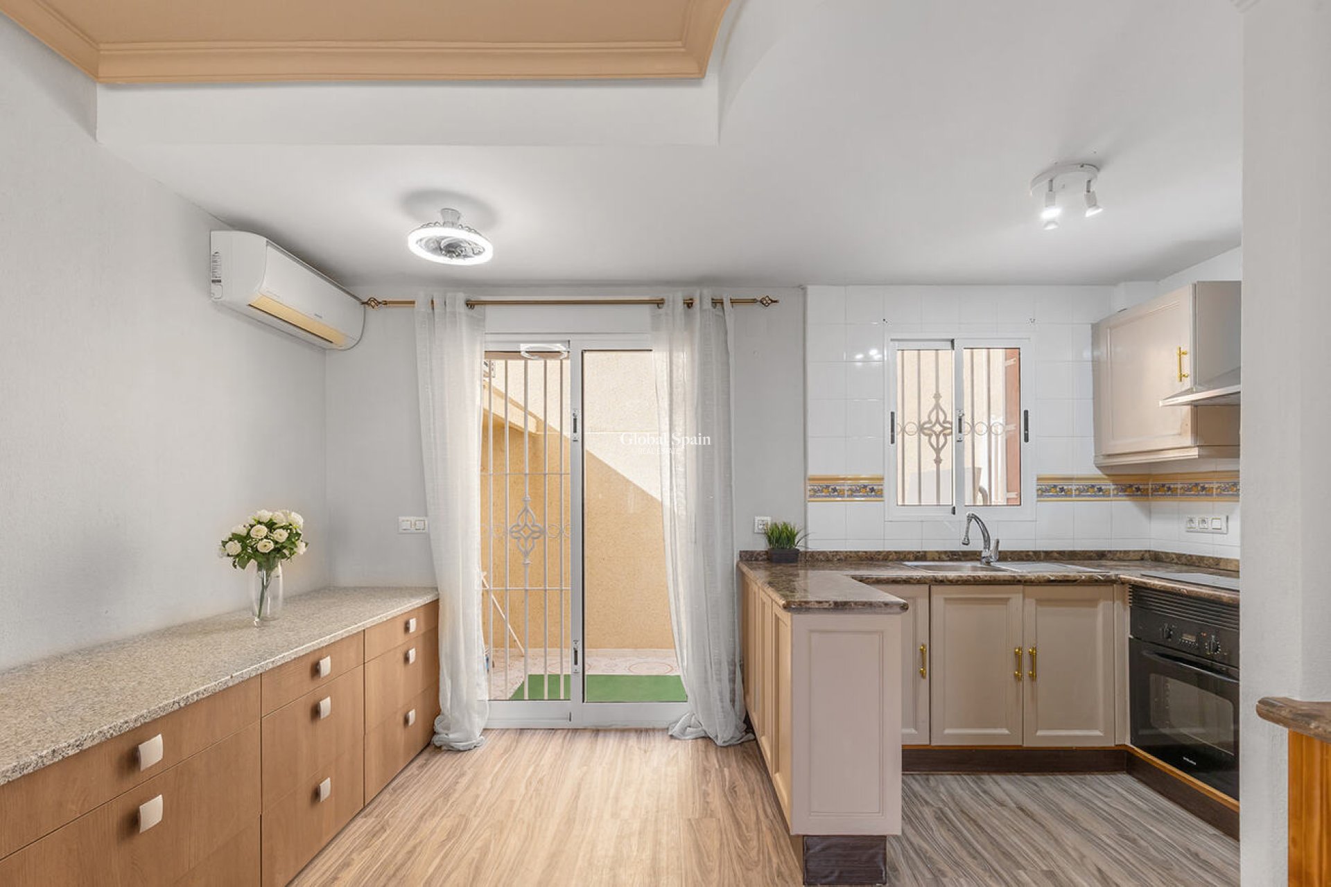 Resale - HOUSE -
ORIHUELA COSTA - VILLAMARTÍN