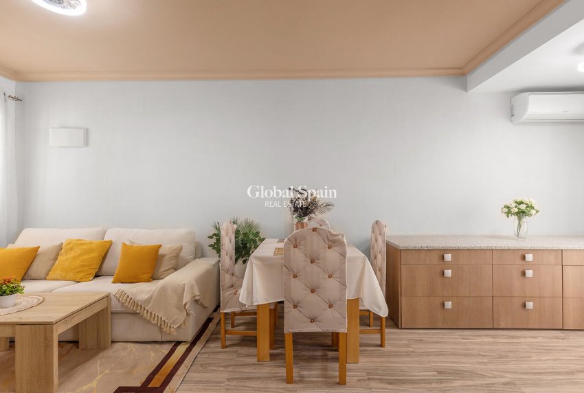 Resale - HOUSE -
ORIHUELA COSTA - VILLAMARTÍN
