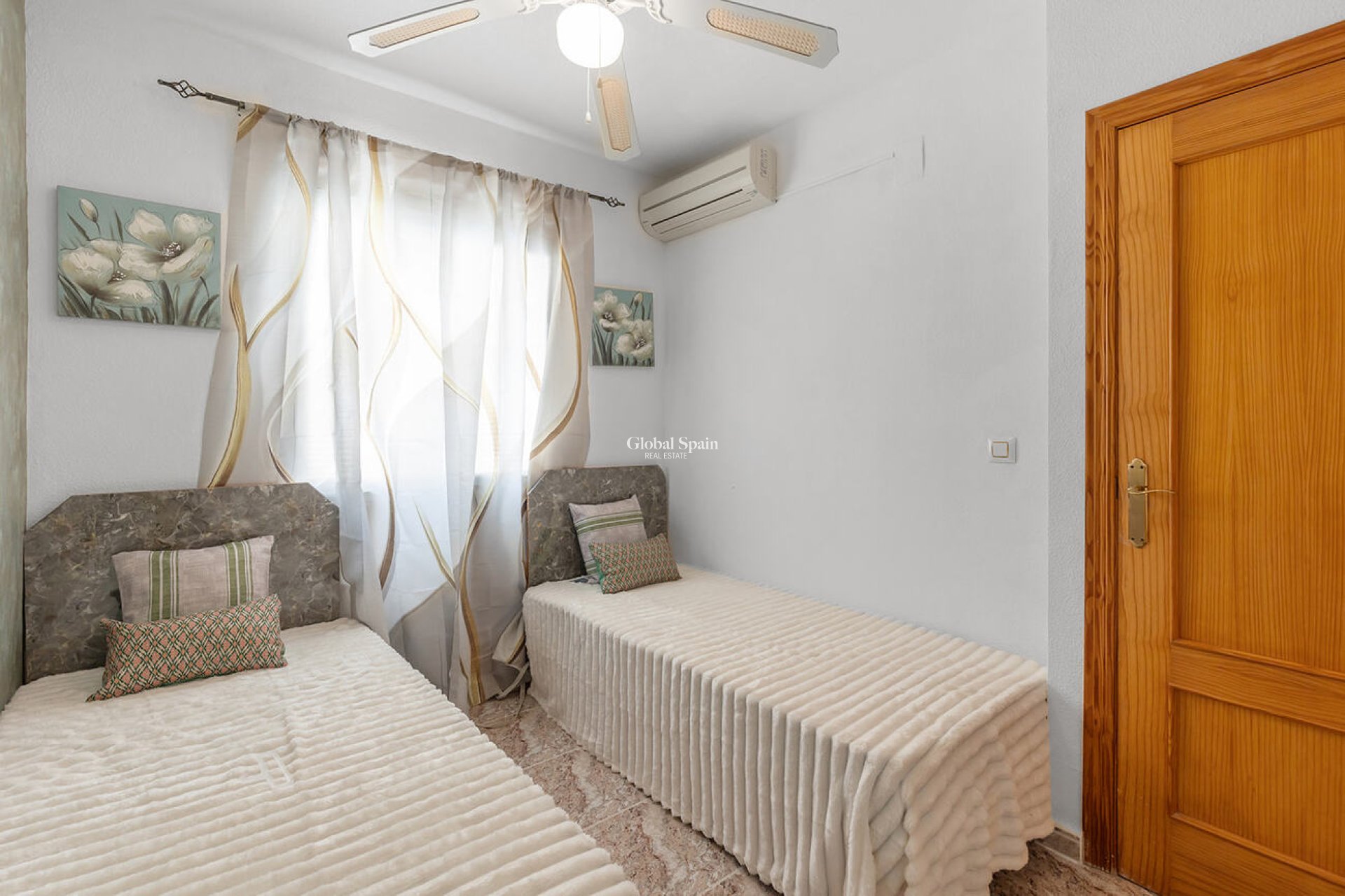 Resale - HOUSE -
ORIHUELA COSTA - VILLAMARTÍN
