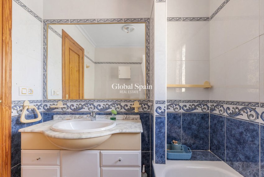 Resale - HOUSE -
ORIHUELA COSTA - VILLAMARTÍN