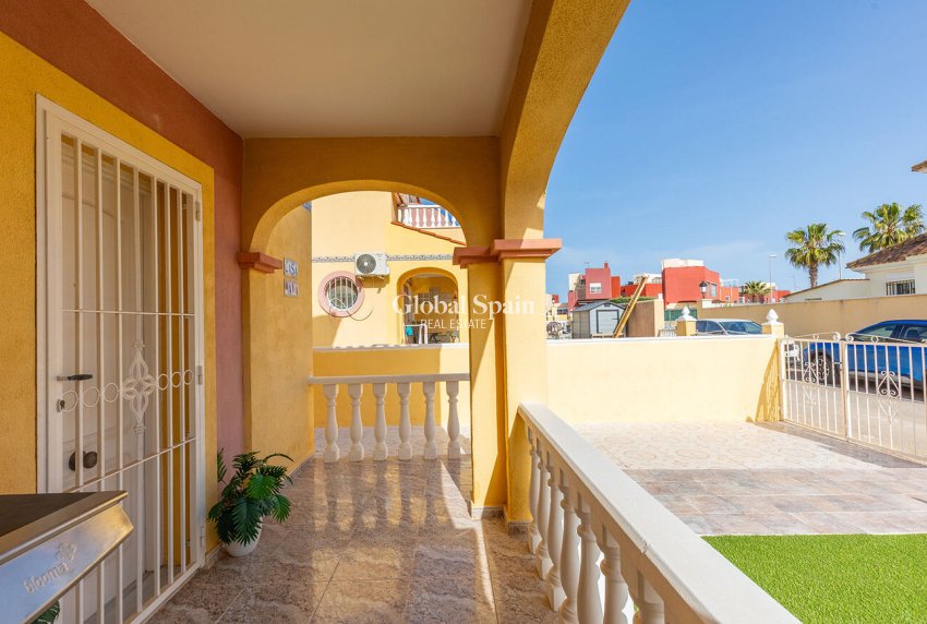 Resale - HOUSE -
ORIHUELA COSTA - VILLAMARTÍN