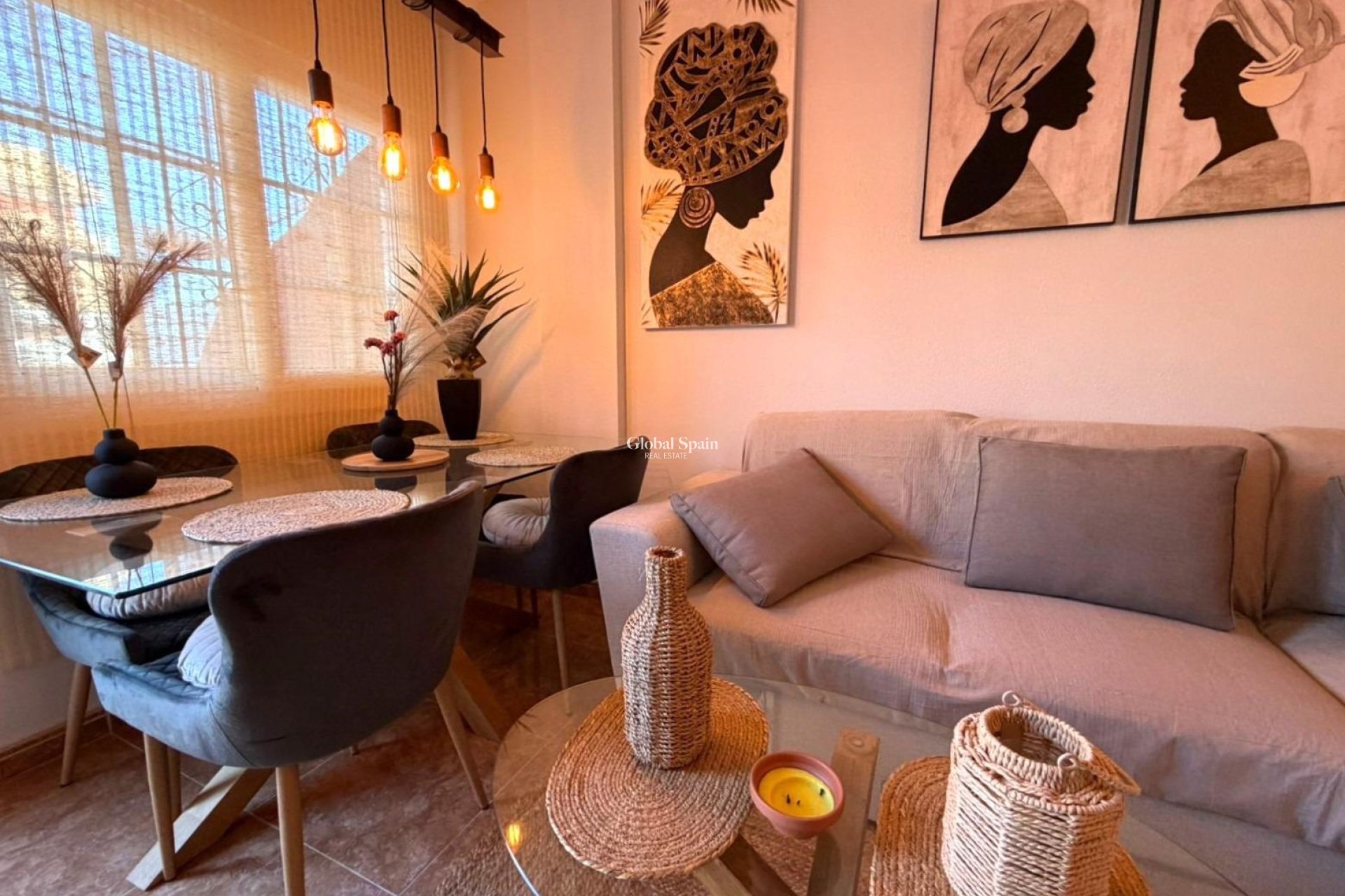 Resale - HOUSE -
ORIHUELA COSTA - VILLAMARTÍN