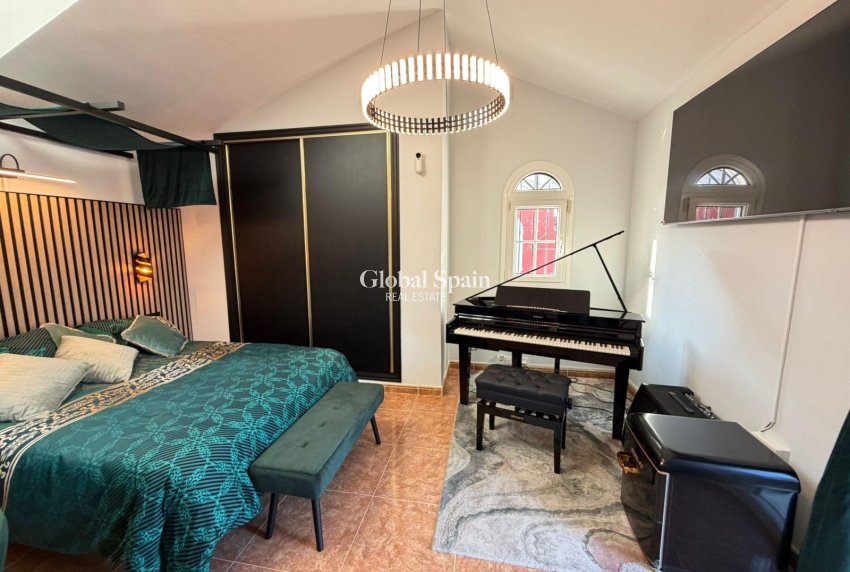 Resale - HOUSE -
ORIHUELA COSTA - VILLAMARTÍN