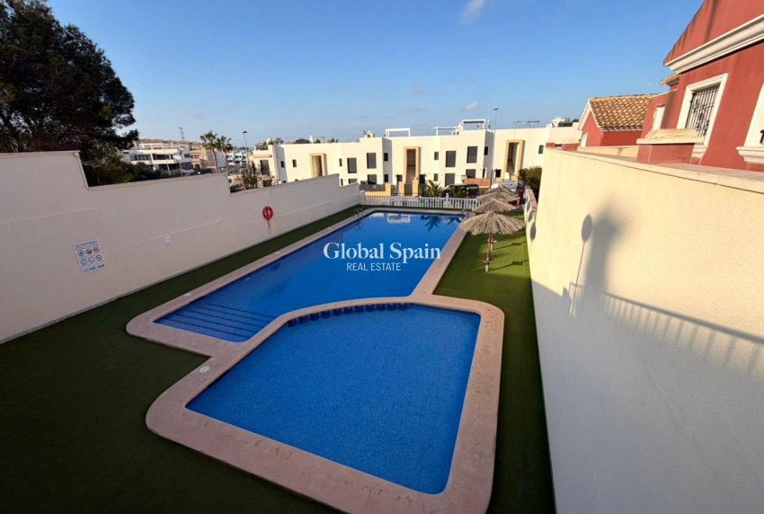 Resale - HOUSE -
ORIHUELA COSTA - VILLAMARTÍN