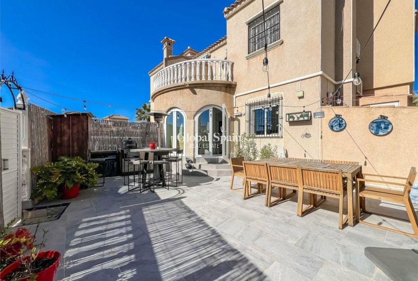 Resale - HOUSE -
ORIHUELA COSTA - VILLAMARTÍN