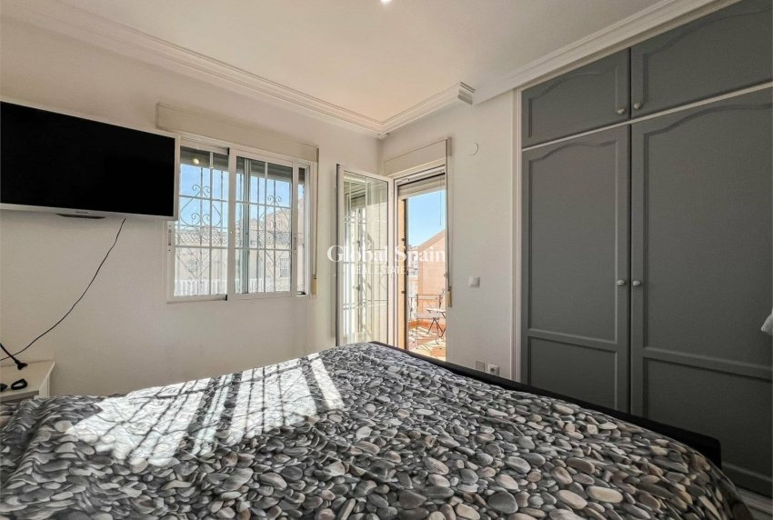 Resale - HOUSE -
ORIHUELA COSTA - VILLAMARTÍN