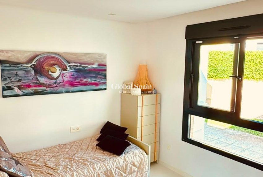 Resale - HOUSE -
ORIHUELA COSTA - VILLAMARTÍN