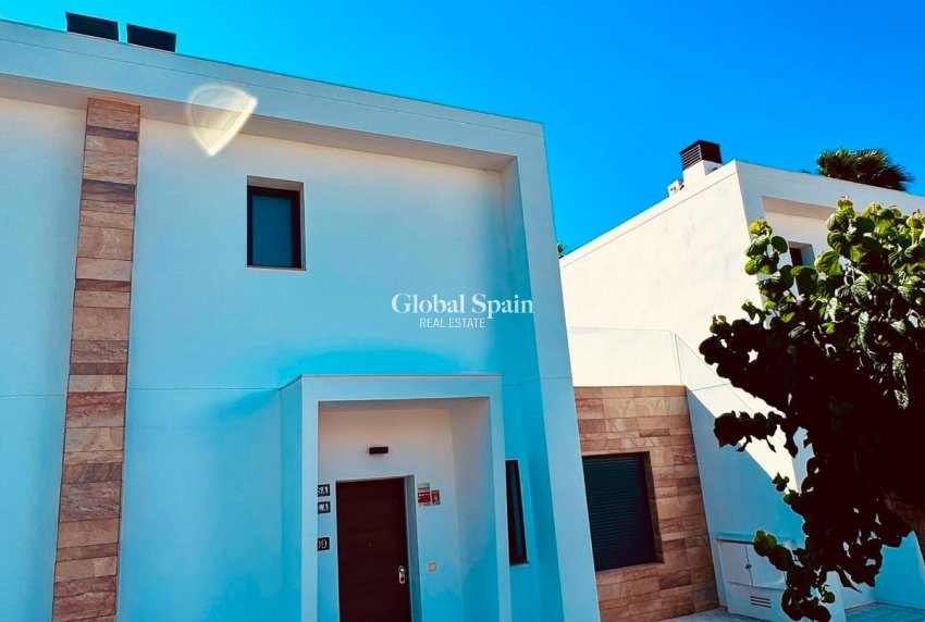 Resale - HOUSE -
ORIHUELA COSTA - VILLAMARTÍN