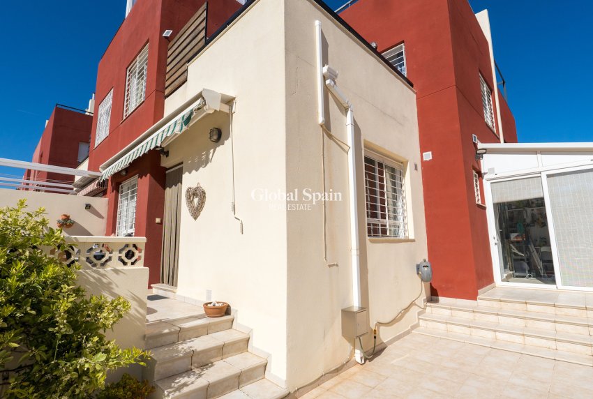 Resale - HOUSE -
ORIHUELA COSTA - VILLAMARTÍN