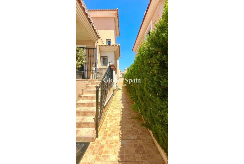 Resale - HOUSE -
ORIHUELA - Urbanización Perla del Mar