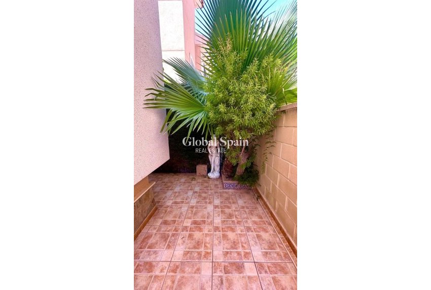 Resale - HOUSE -
ORIHUELA - Urbanización Perla del Mar