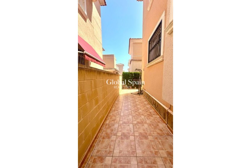 Resale - HOUSE -
ORIHUELA - Urbanización Perla del Mar