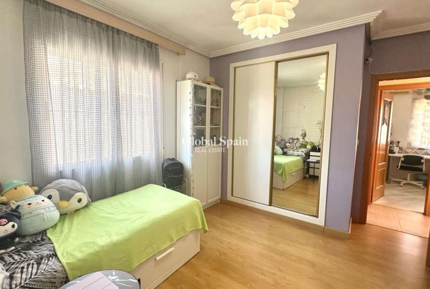 Resale - HOUSE -
ORIHUELA - Urbanización Perla del Mar