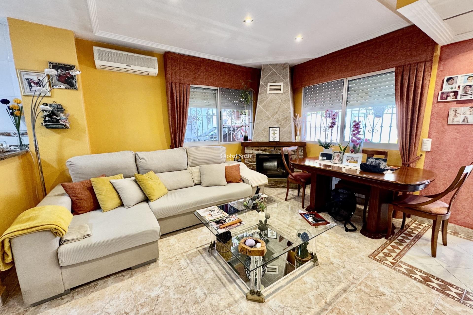 Resale - HOUSE -
ORIHUELA - Urbanización Perla del Mar