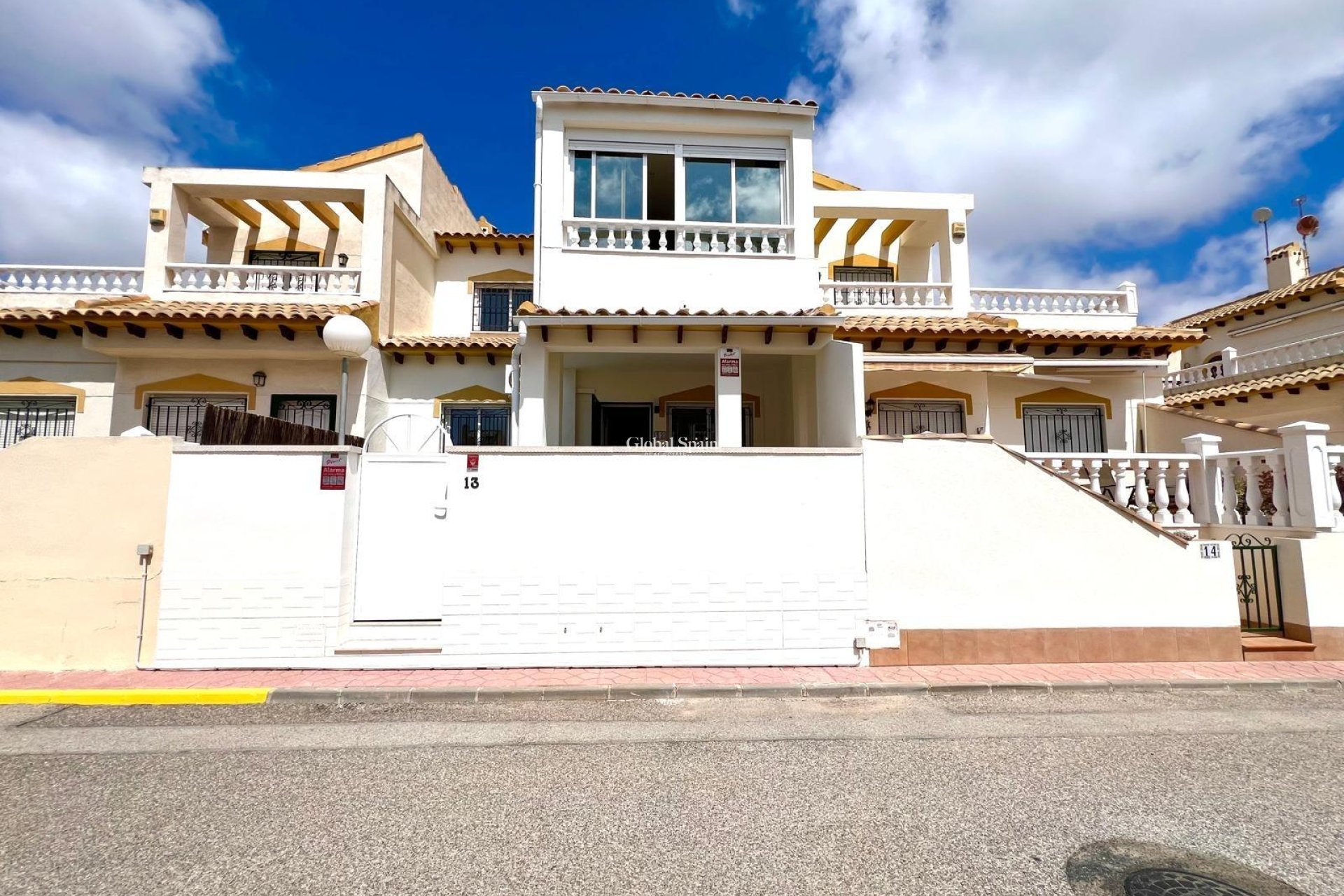 Resale - HOUSE -
ORIHUELA - Urbanización Perla del Mar