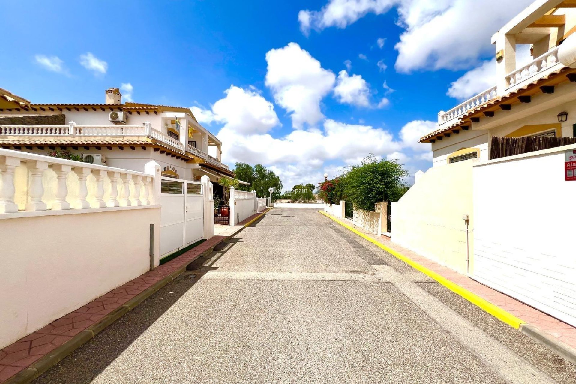 Resale - HOUSE -
ORIHUELA - Urbanización Perla del Mar