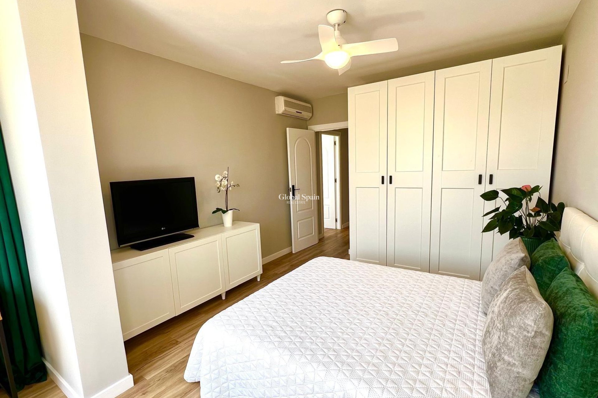 Resale - HOUSE -
ORIHUELA - Urbanización Perla del Mar
