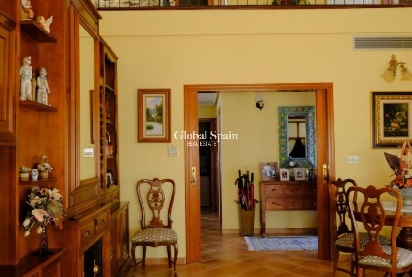 Resale - HOUSE -
ORIHUELA