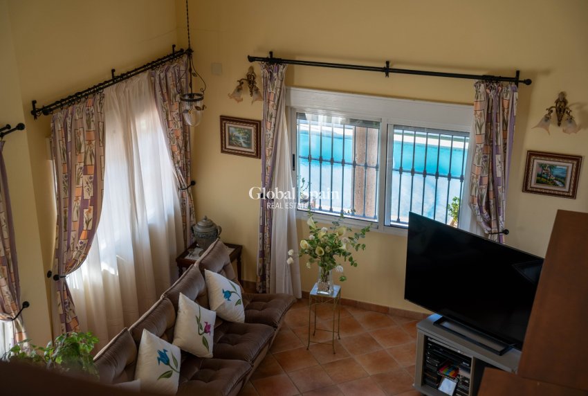 Resale - HOUSE -
ORIHUELA