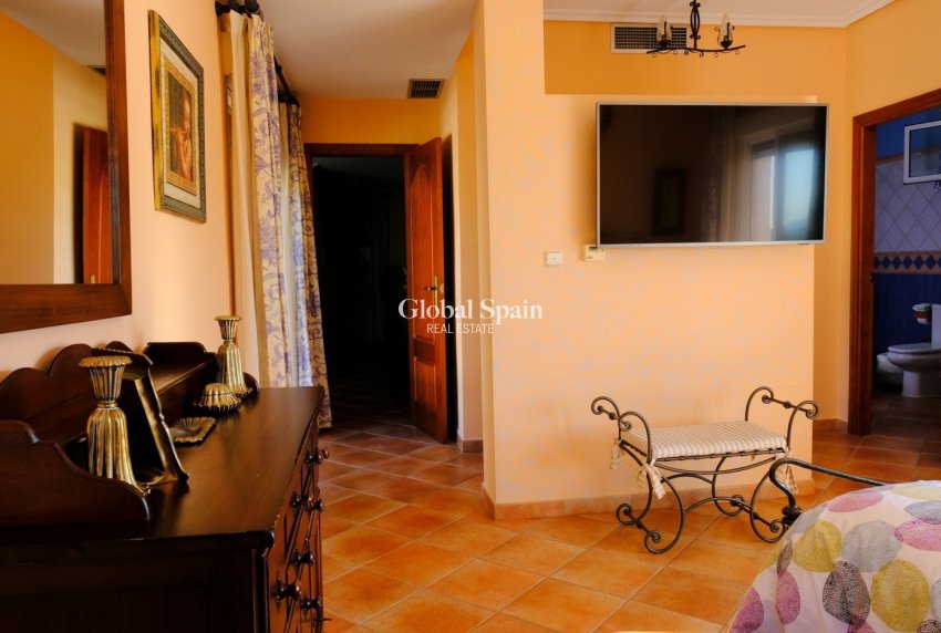 Resale - HOUSE -
ORIHUELA