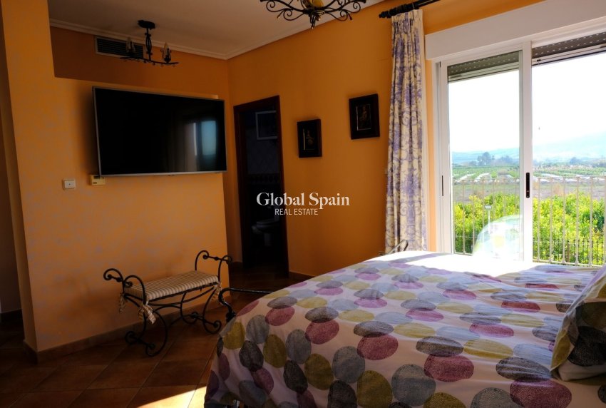 Resale - HOUSE -
ORIHUELA