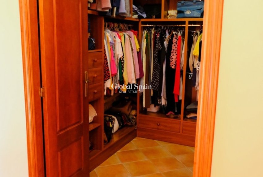 Resale - HOUSE -
ORIHUELA