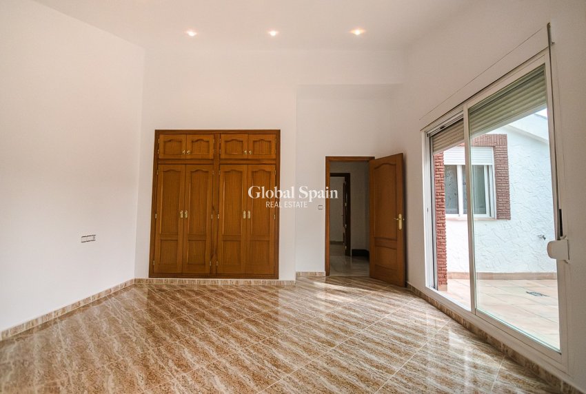 Resale - HOUSE -
ORIHUELA