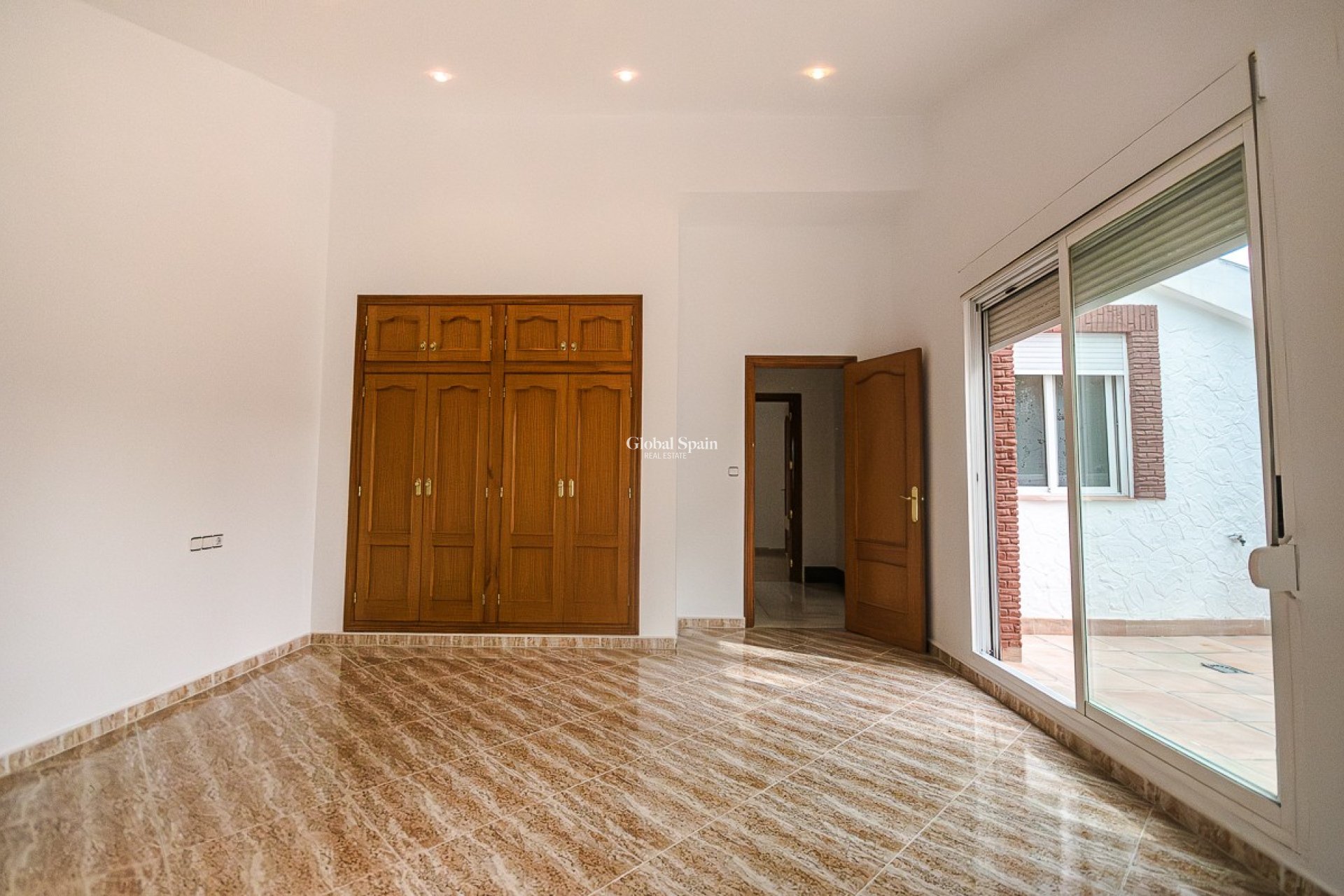Resale - HOUSE -
ORIHUELA