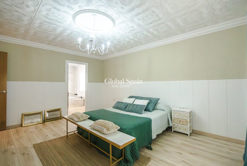 Resale - HOUSE -
ORIHUELA