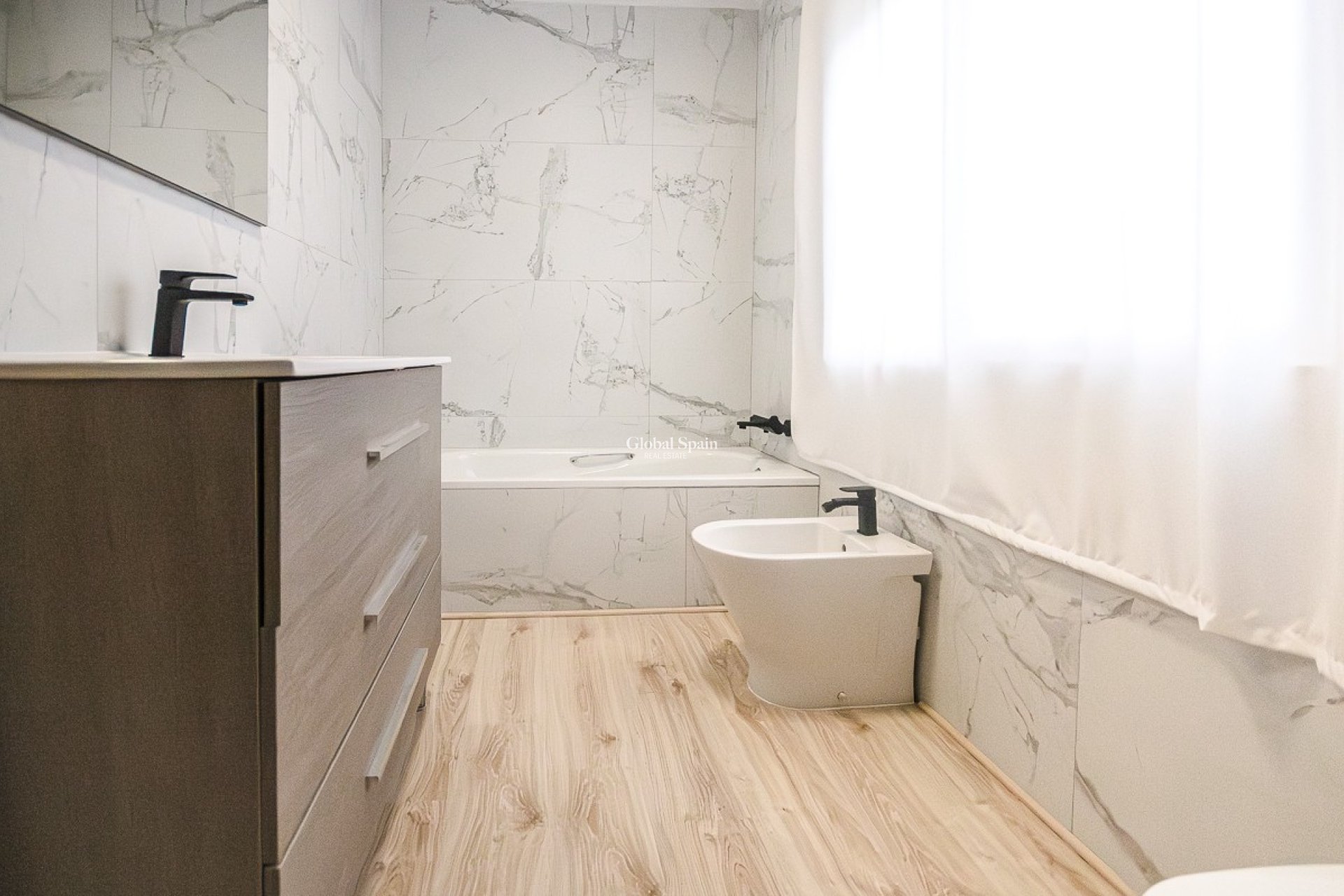 Resale - HOUSE -
ORIHUELA