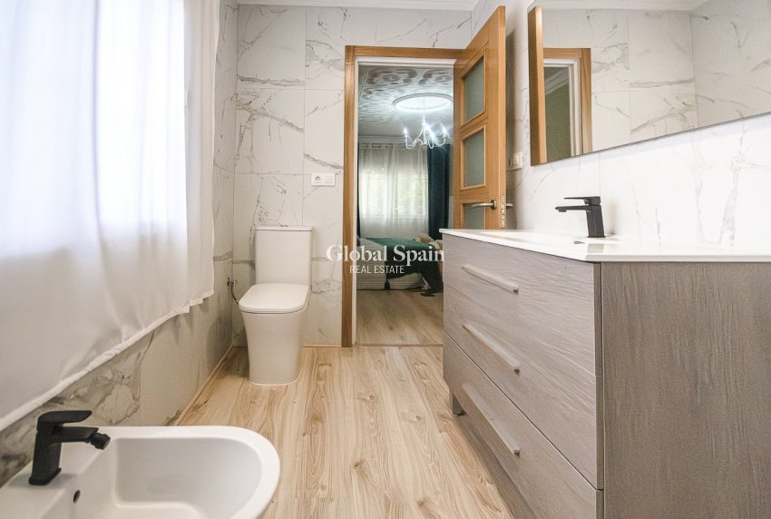 Resale - HOUSE -
ORIHUELA